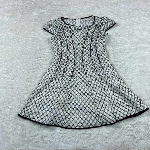Ye . nice mesh overlay fit and flare dress, size small 155/80a - Picture 3 of 9